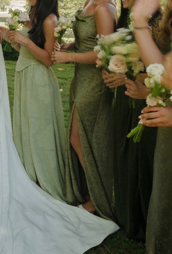 Wedding-party bouquets and soft green dresses